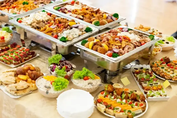 Catering w domu: Jak zacząć od zera i zdobyć pierwszych klientów?