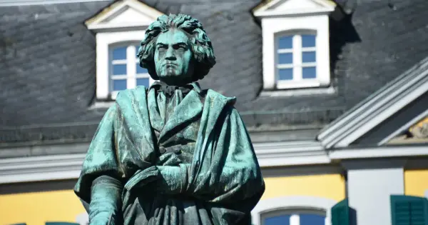 Pomnik Beethovena, który mimo że był głuchy, tworzył wspaniałą muzykę. Patrzy z powagą na świat.