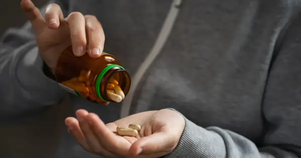 Dłoń wysypuje kapsułki magnezu. Z czym nie łączyć magnezu, by uniknąć interakcji?