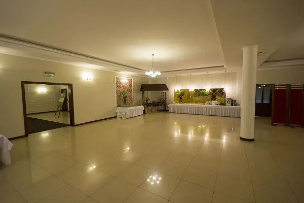 Elegancka sala bankietowa w Dworku Kasztelan Serokomla, gotowa na przyjęcie gości.