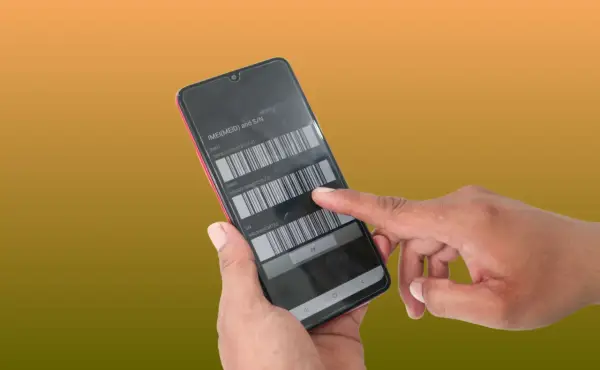 Dłoń pokazuje ekran telefonu z numerami IMEI. Dowiedz się, jak sprawdzić IMEI swojego urządzenia.