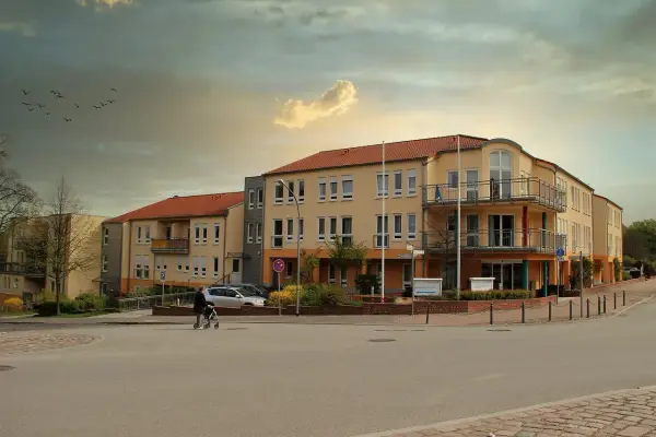 Budynek DPS, gdzie może być potrzebny wzór wniosku do sądu o umieszczenie w DPS bez zgody.