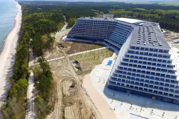 Nowy hotel Gołębiewski w Mielnie, tuż przy morzu, z widokiem na plażę i las.