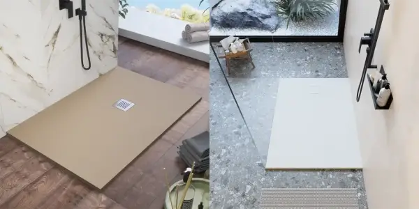Montaggio piatto doccia sopra pavimento: due soluzioni moderne, una color sabbia su parquet, l'altra bianca su grès effetto terrazzo.