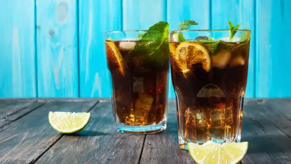 Dwa orzeźwiające drinki z ciemnym rumem, lodem, cytryną i miętą. Czy rum biały można zastąpić rumem ciemnym w klasycznym daiquiri?