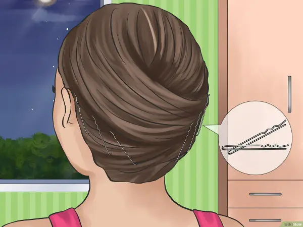 Pelo recogido con horquillas para lograr un estilo como alisar el pelo sin plancha.