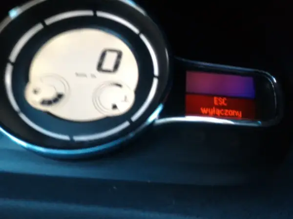 Na desce rozdzielczej Renault widać komunikat "ESC wyłączony".