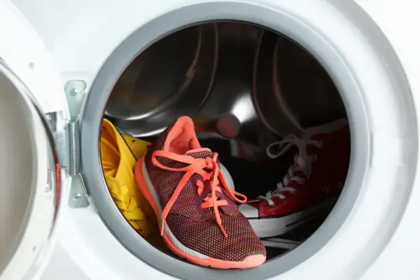 Jak bezpiecznie wyprać buty sportowe w pralce? Instrukcja krok po kroku