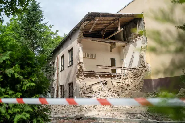 Zawalenie się budynku - co robić od pierwszych minut?