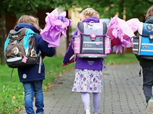 Drei Kinder mit Schultüten und Ranzen auf dem Weg zur Einschulung Niedersachsen 2026.