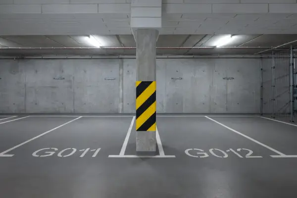 Ile kosztuje miejsce parkingowe pod blokiem? Poznaj realne koszty.