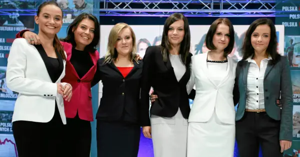 Sześć kobiet w eleganckich strojach, być może "aniołki Kaczyńskiego", po latach ujawniają sekrety kampanii wizerunkowej.