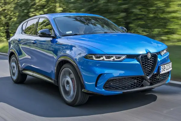 Niebieskie Alfa Romeo Tonale w ruchu. Sprawdź aktualną alfa romeo tonale cena i wybierz swój wymarzony SUV.