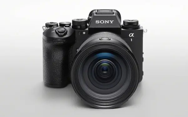 Profesjonalny aparat Sony alfa 1 z obiektywem.