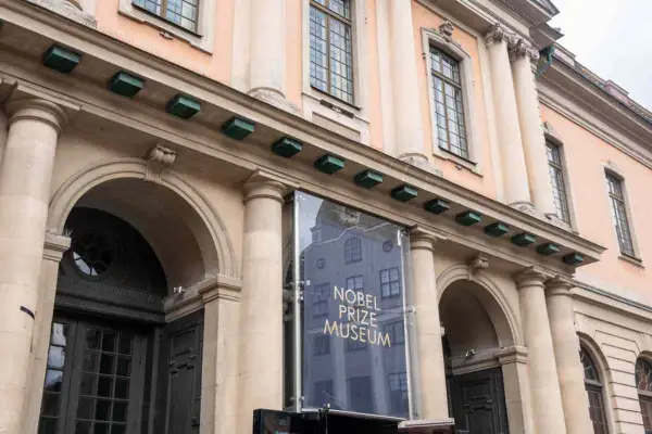 Fasad med pelare och valv leder till Nobel Prize Museum.