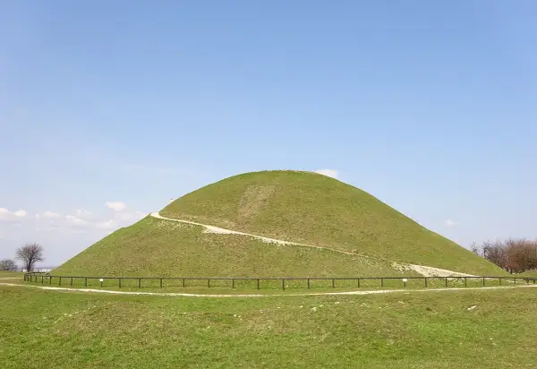 Zielony kopiec Kraka w Krakowie, z krętą ścieżką wiodącą na szczyt.