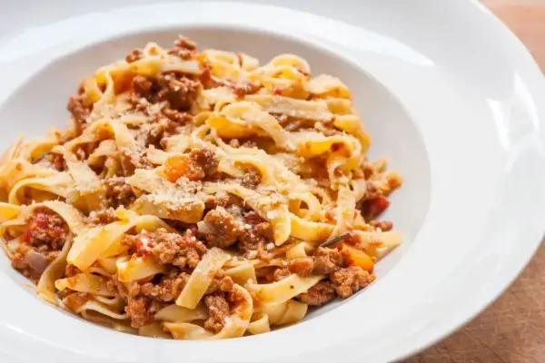 Tagliatelle z bogatym sosem mięsnym, czyli klasyczne ragu. Pyszne danie, które rozgrzewa i syci.