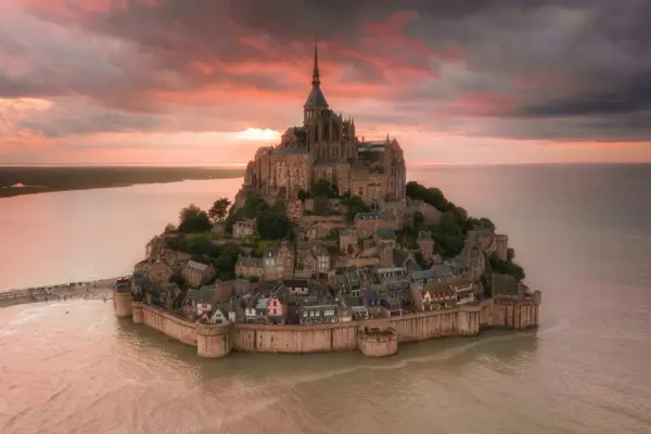 Mont Saint-Michel we Francji o zachodzie słońca.