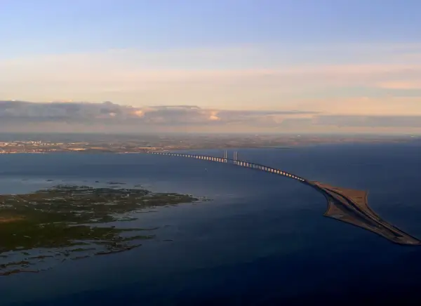 Most Øresund, łączący Danię ze Szwecją, ma 16 km długości. Widok z lotu ptaka na imponującą konstrukcję.