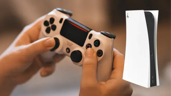 Ręce trzymające biały kontroler DualShock 4, obok konsoli PS5. Dowiedz się, jak podłączyć pada PS4 do PS5.