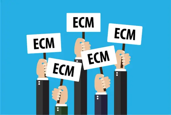 Mani che reggono cartelli con la scritta "ECM". Un modo per capire come funziona la laurea in medicina e la formazione continua.