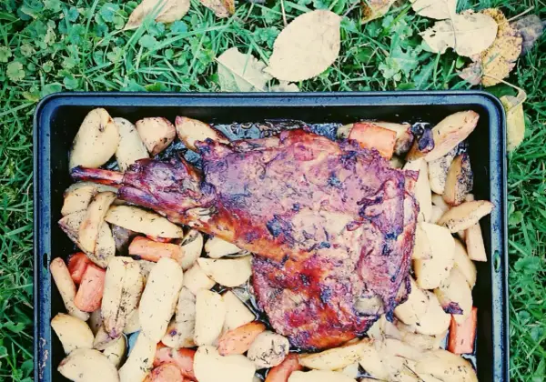 Pyszny udziec jagnięcy z pieczonymi ziemniakami i marchewką. Idealny przepis na niedzielny obiad.