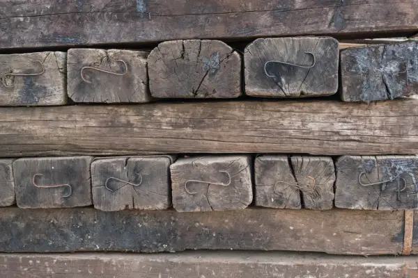 Podkłady kolejowe w ogrodzie: Ryzyko, prawo i bezpieczne alternatywy