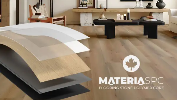 Capa de suelo vinílico SPC con textura de madera, mostrando sus capas de construcción.