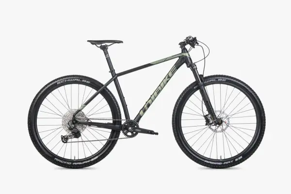 Czarny rower górski Unibike Evo z zielonymi akcentami, oponami Schwalbe Racing Ralph i Ray, gotowy na przygodę.