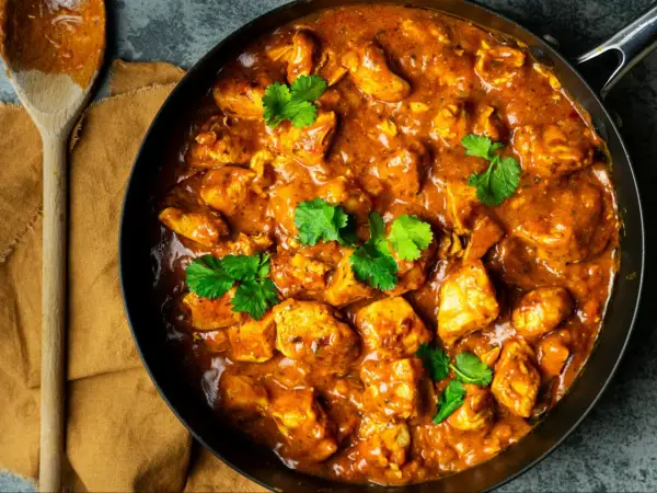 Aksamitny kurczak w sosie curry, gotowy w mgnieniu oka. Prosty przepis na pyszny obiad.