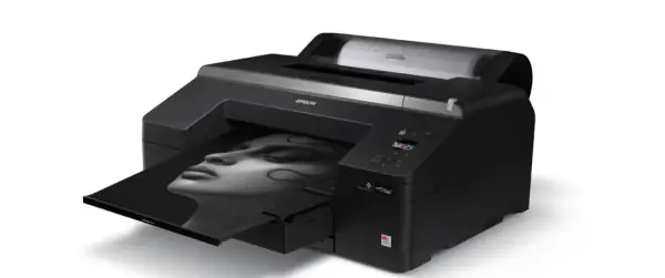 Czarna drukarka Epson tworzy wydruk wysokiej jakości fotograficznej z wizerunkiem twarzy.