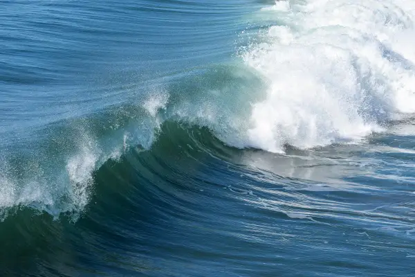 Olas rompientes de agua de mar hipertónica, ideal para la limpieza nasal y alivio de congestión.