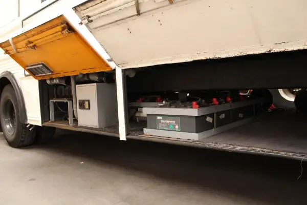 Pod otwartą klapą autobusu Peterbilt widać sejf i baterie Mastervolt.