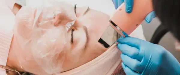 Co daje peeling kawitacyjny? Efekty, które zaskoczą Twoją skórę
