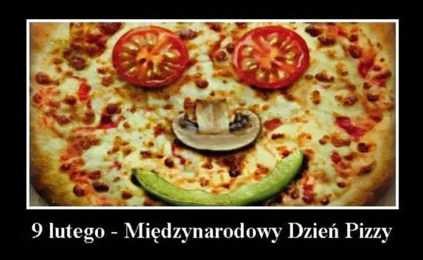 Uśmiechnięta pizza z pomidorów i pieczarki. Idealna na Międzynarodowy Dzień Pizzy, który obchodzimy 9 lutego.