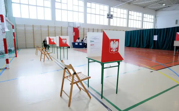 Puste krzesła czekają na wyborców w sali gimnastycznej, która służy jako lokal wyborczy.
