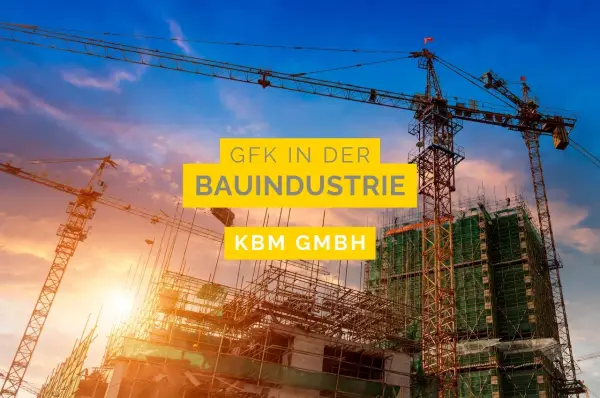 Baustelle mit Kränen im Sonnenuntergang. Gelbe Textfelder: "GFK IN DER BAUINDUSTRIE" und "KBM GMBH". GFK Erfahrungen in der Bauindustrie.