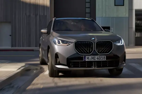 Nowoczesne BMW X3 w szarym kolorze, z charakterystyczną atrapą chłodnicy i światłami LED. Sprawdź aktualną bmw x3 cena!