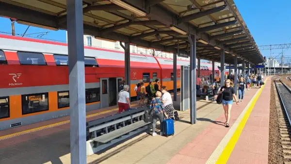 PKP Gdynia - Hel: podróżni z bagażami czekają na pociąg Polregio. Sprawdź cenę biletu na Hel!