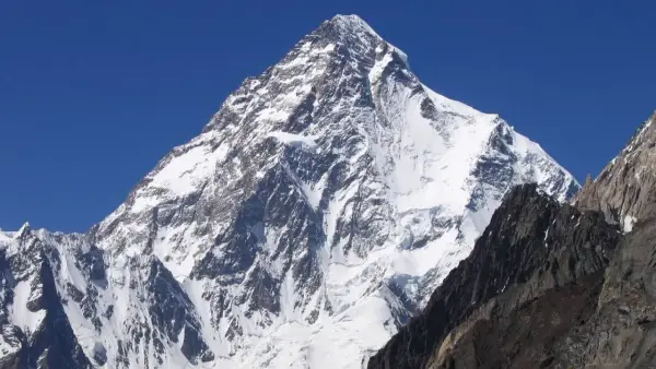 Lodowy gigant K2, najwyższy szczyt Karakorum, wznosi się dumnie na tle błękitnego nieba.