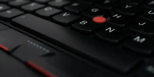 Jak włożyć klawisz do laptopa - proste kroki, które uratują klawiaturę