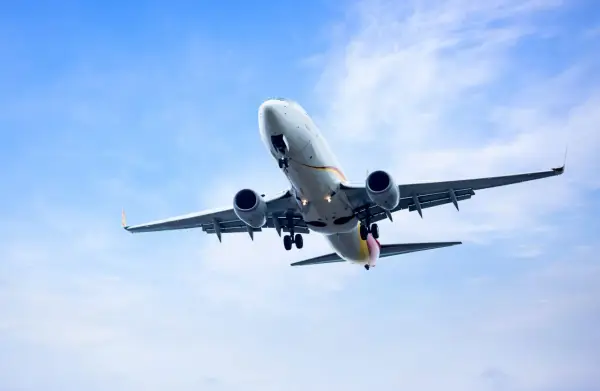 Un avión comercial despega contra un cielo azul claro. Es como soñar que pierdes un avión, una sensación de urgencia y despegue.
