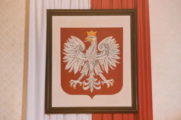 Godło Polski - Orzeł Biały w demokracji. Poznaj jego sens!
