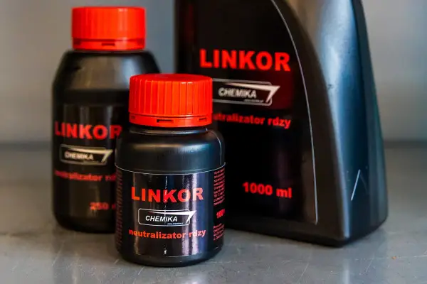 Butelki z preparatem Linkor, skutecznym inhibitorem korozji i neutralizatorem rdzy. Dostępne w różnych pojemnościach.
