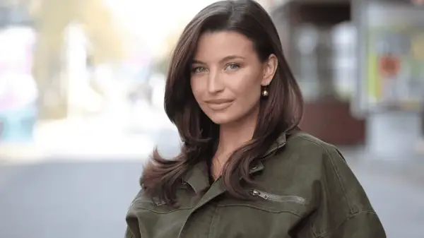 Julia Wieniawa w zielonej kurtce, z rozpuszczonymi włosami i złotą kolczykiem. Ciekawe, ile lat ma Julia Wieniawa?