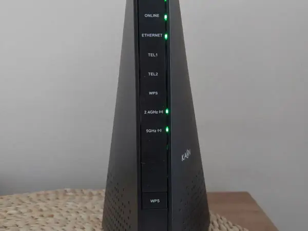 Router KAON z zielonymi diodami. Wskaźniki 2.4GHz i 5GHz pokazują, jak sprawdzić pasmo routera.