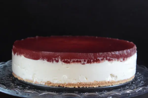 Deliciosa tarta de queso con gelatina de frutos rojos, con una base crujiente de galleta.
