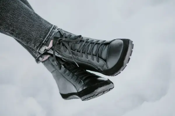 Czarne, sznurowane buty zimowe z zamkiem błyskawicznym, idealne na mroźne dni.