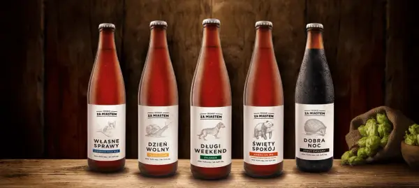 Pięć butelek piwa rzemieślniczego z etykietami "Za Miastem". Wśród nich niemieckie piwo Stout Owsiany.