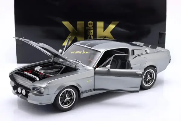 Srebrny model samochodu Mustang Eleanor z otwartą maską i drzwiami, z czarnymi pasami na dachu i masce.